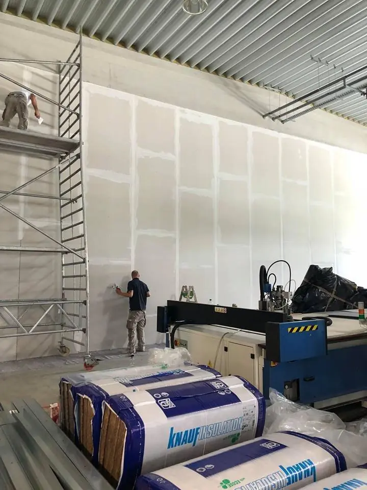 Dämmung und Ständerwerk in einer Gewerbehalle