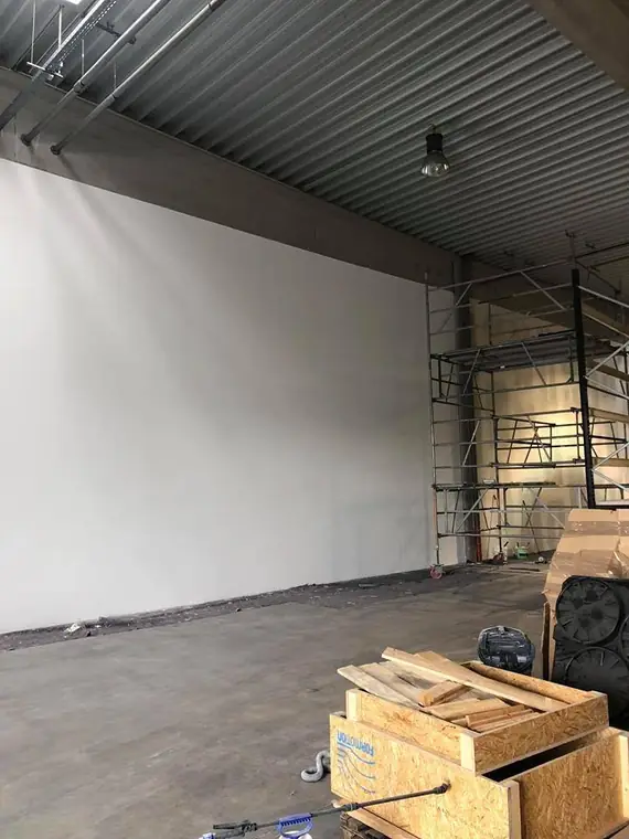 Große Trockenbauwand in einer Gewerbehalle